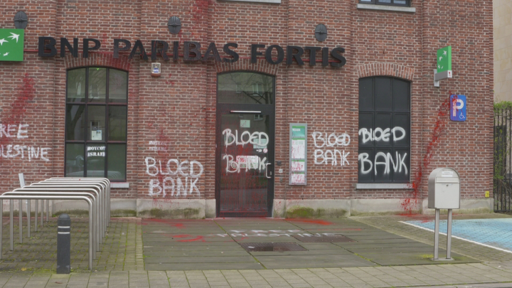 Pro-Palestijnse activisten bekladden bankgebouw in Gent