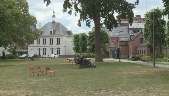 Rood-gele stoeltjes geven Sint-Annapark allure van Parijs
