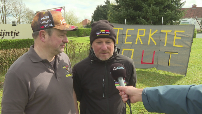 Bedrukte sfeer bij supporters Wout van Aert langs parcours Ronde van Vlaanderen